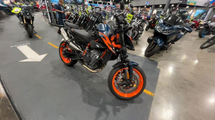 2022 KTM 890 DUKE R