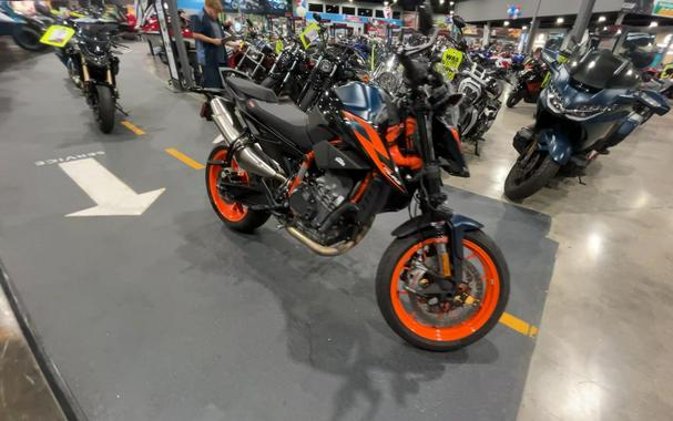 2022 KTM 890 DUKE R