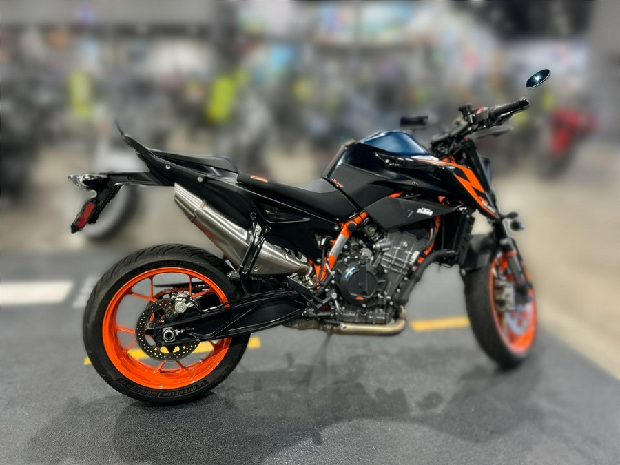 2022 KTM 890 DUKE R