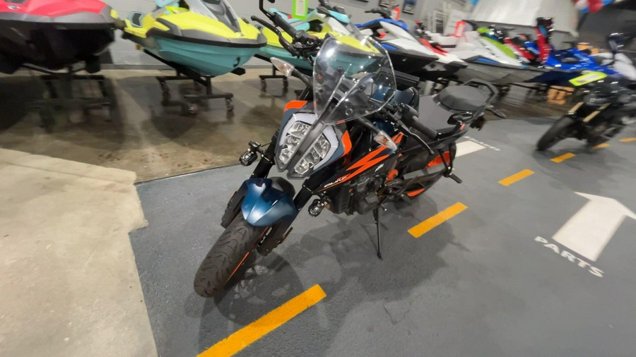 2022 KTM 890 DUKE R