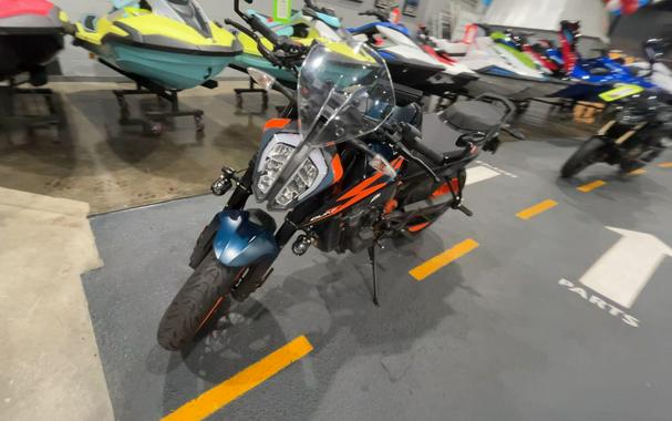 2022 KTM 890 DUKE R