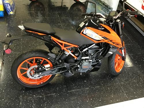 2020 KTM 200 Duke Review: Urban Motorcycle (15 Fast Facts)