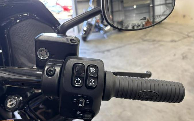 2026 Indian Motorcycle® Challenger® Dark Horse® 112 w/PowerBand Audio Black Crystal w/Black Metalli