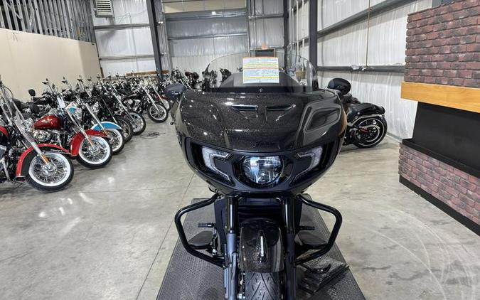 2026 Indian Motorcycle® Challenger® Dark Horse® 112 w/PowerBand Audio Black Crystal w/Black Metalli