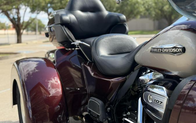 2018 Harley-Davidson® Tri Glide® Ultra Twisted Cherry/Silver Fortune