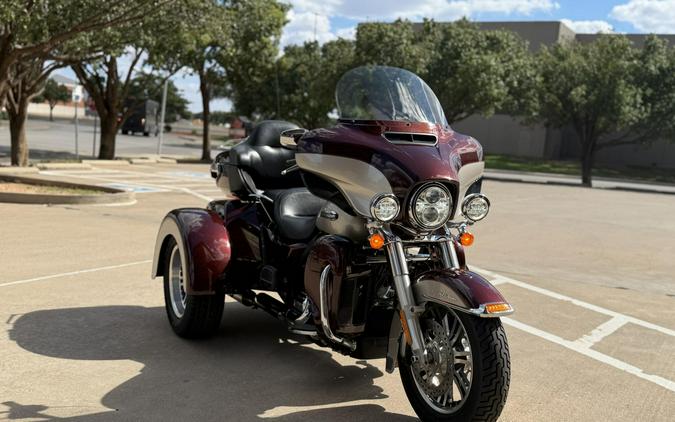 2018 Harley-Davidson® Tri Glide® Ultra Twisted Cherry/Silver Fortune