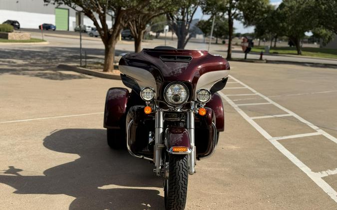 2018 Harley-Davidson® Tri Glide® Ultra Twisted Cherry/Silver Fortune