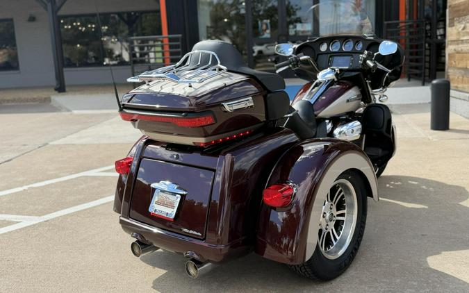 2018 Harley-Davidson® Tri Glide® Ultra Twisted Cherry/Silver Fortune
