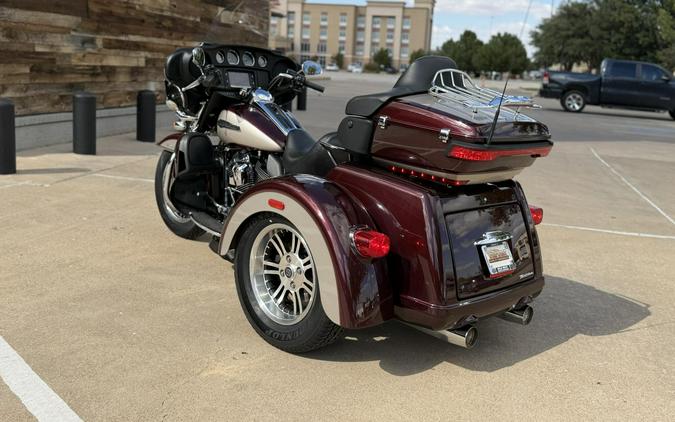 2018 Harley-Davidson® Tri Glide® Ultra Twisted Cherry/Silver Fortune