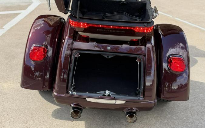 2018 Harley-Davidson® Tri Glide® Ultra Twisted Cherry/Silver Fortune