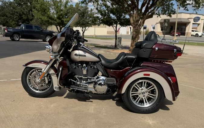 2018 Harley-Davidson® Tri Glide® Ultra Twisted Cherry/Silver Fortune