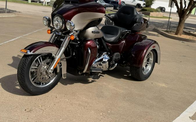 2018 Harley-Davidson® Tri Glide® Ultra Twisted Cherry/Silver Fortune