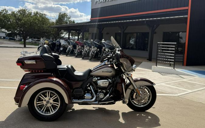2018 Harley-Davidson® Tri Glide® Ultra Twisted Cherry/Silver Fortune