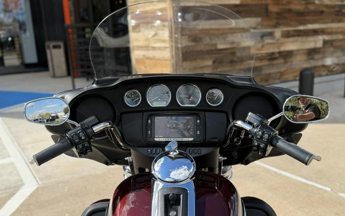 2018 Harley-Davidson® Tri Glide® Ultra Twisted Cherry/Silver Fortune