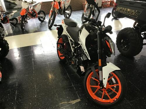 2020 KTM 200 Duke Review: Urban Motorcycle (15 Fast Facts)