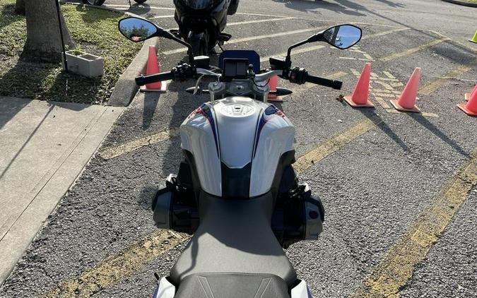 2022 BMW R 1250 R Light White / Racing Blue / Racing Red