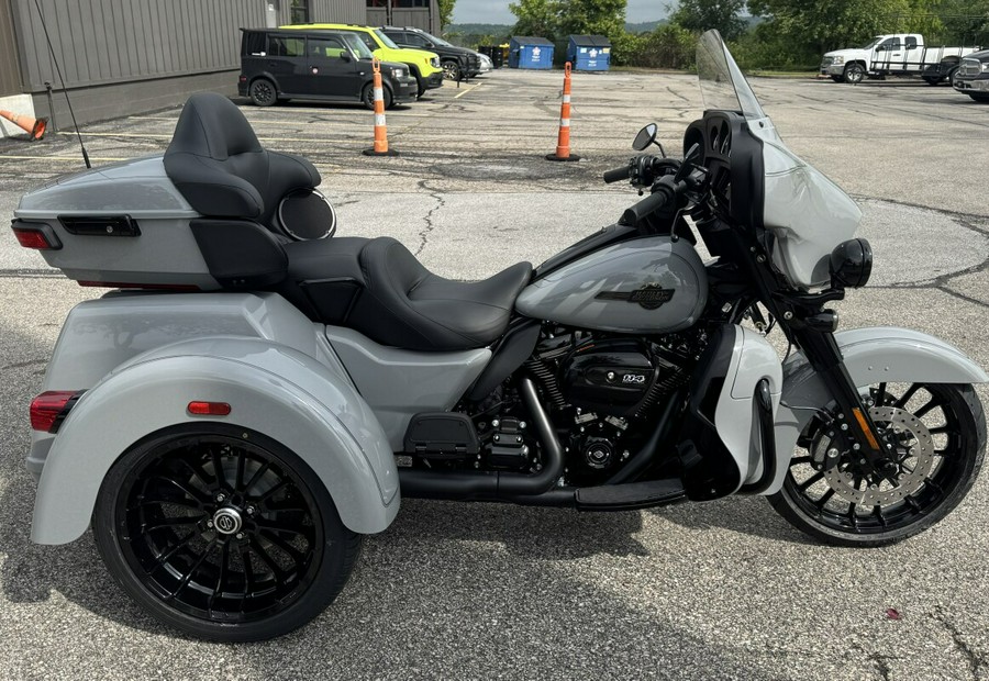 2025 Harley-Davidson® Tri Glide® Ultra FLHTCUTG BILLIARD GRAY W/ PINSTRIPE