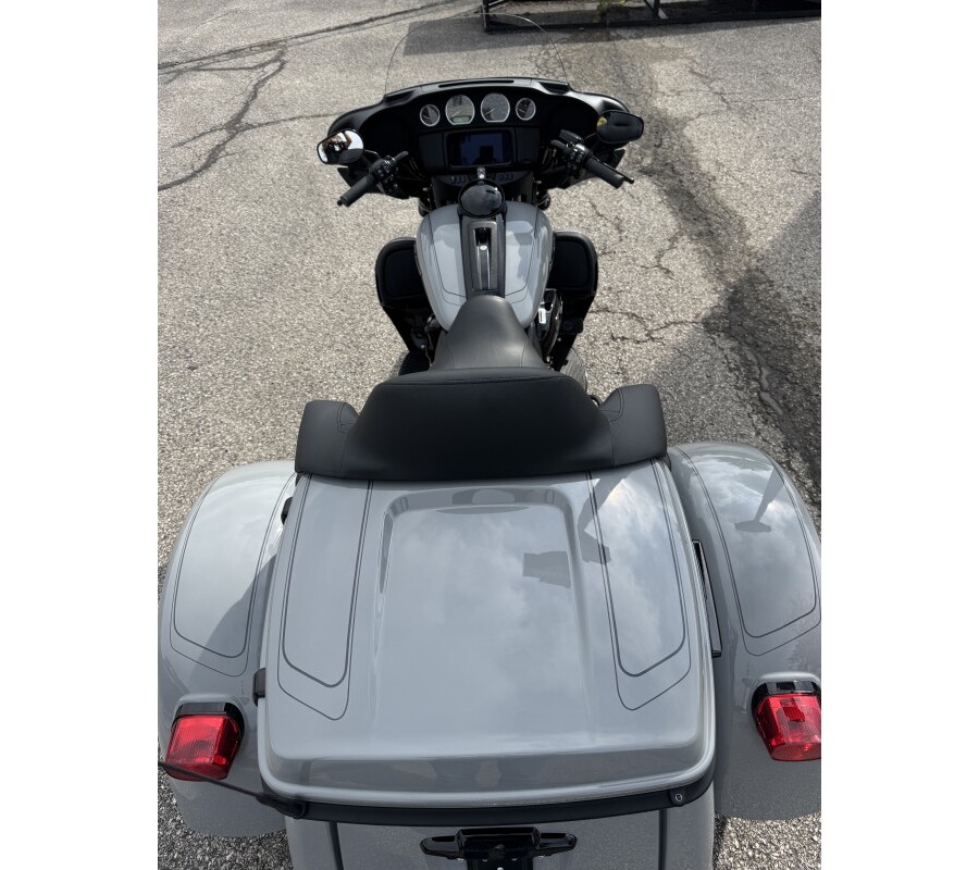 2025 Harley-Davidson® Tri Glide® Ultra FLHTCUTG BILLIARD GRAY W/ PINSTRIPE