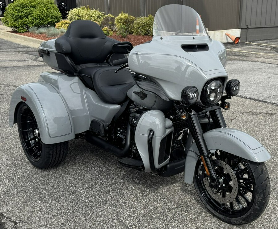 2025 Harley-Davidson® Tri Glide® Ultra FLHTCUTG BILLIARD GRAY W/ PINSTRIPE