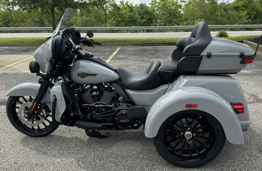 2025 Harley-Davidson® Tri Glide® Ultra FLHTCUTG BILLIARD GRAY W/ PINSTRIPE