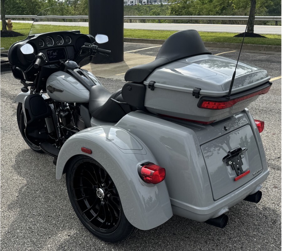 2025 Harley-Davidson® Tri Glide® Ultra FLHTCUTG BILLIARD GRAY W/ PINSTRIPE
