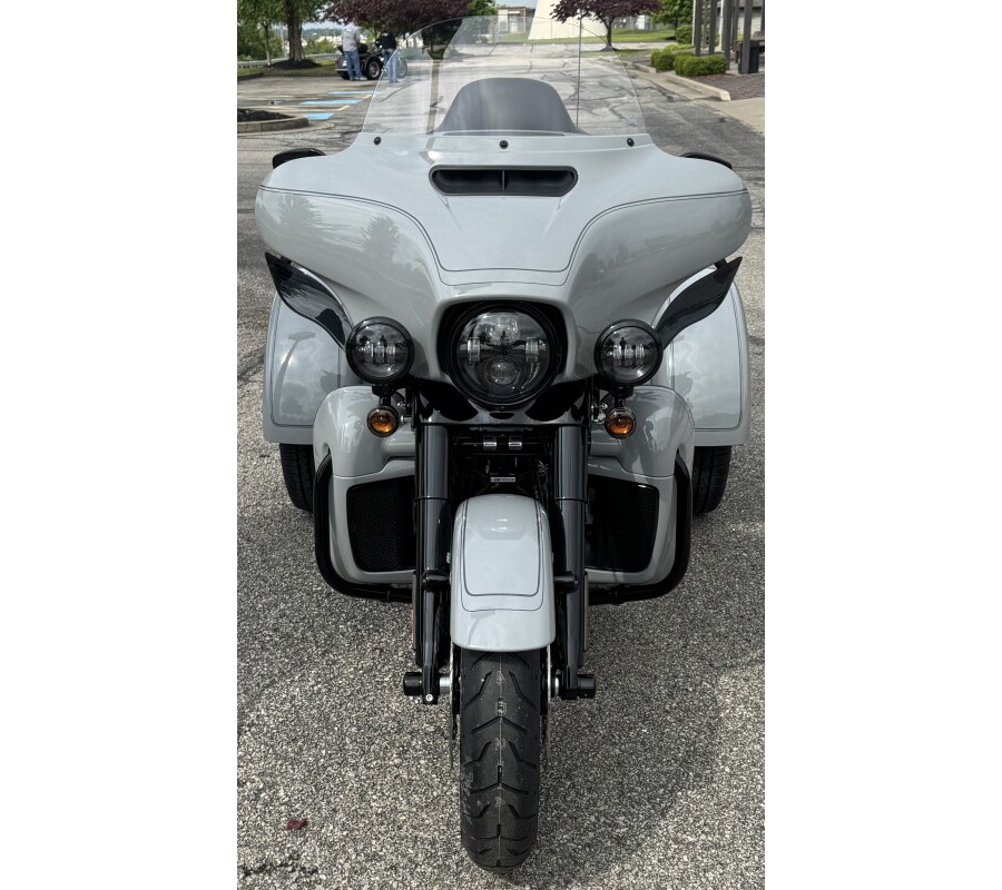 2025 Harley-Davidson® Tri Glide® Ultra FLHTCUTG BILLIARD GRAY W/ PINSTRIPE