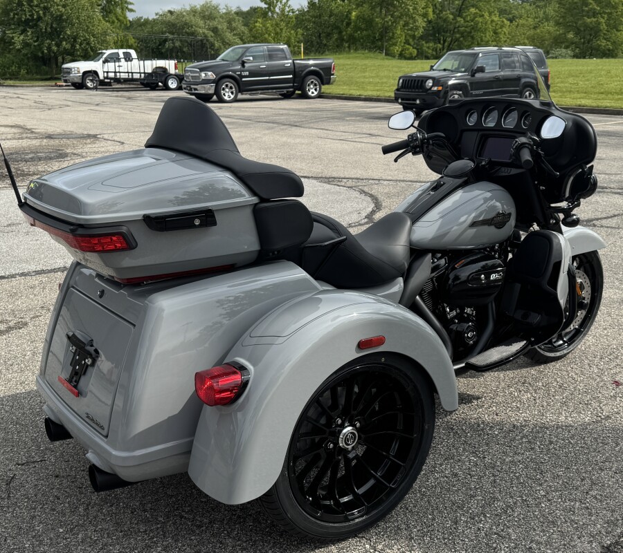 2025 Harley-Davidson® Tri Glide® Ultra FLHTCUTG BILLIARD GRAY W/ PINSTRIPE