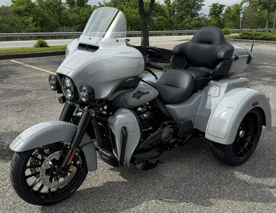 2025 Harley-Davidson® Tri Glide® Ultra FLHTCUTG BILLIARD GRAY W/ PINSTRIPE