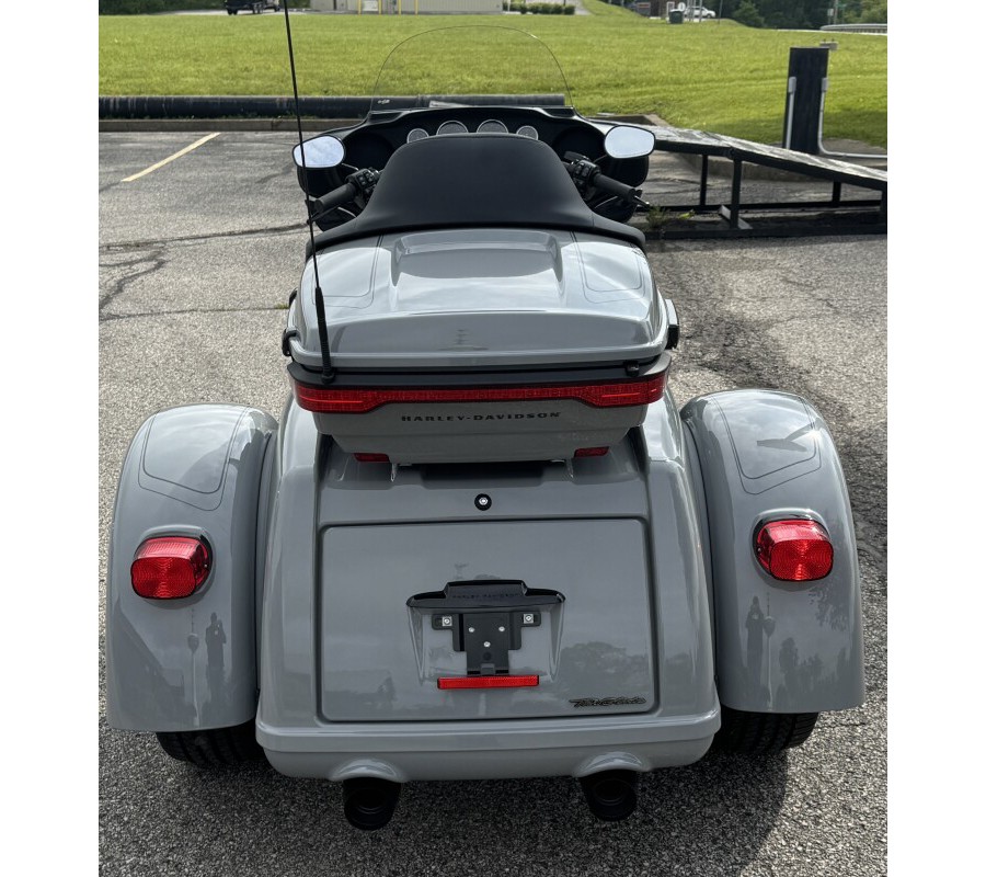 2025 Harley-Davidson® Tri Glide® Ultra FLHTCUTG BILLIARD GRAY W/ PINSTRIPE