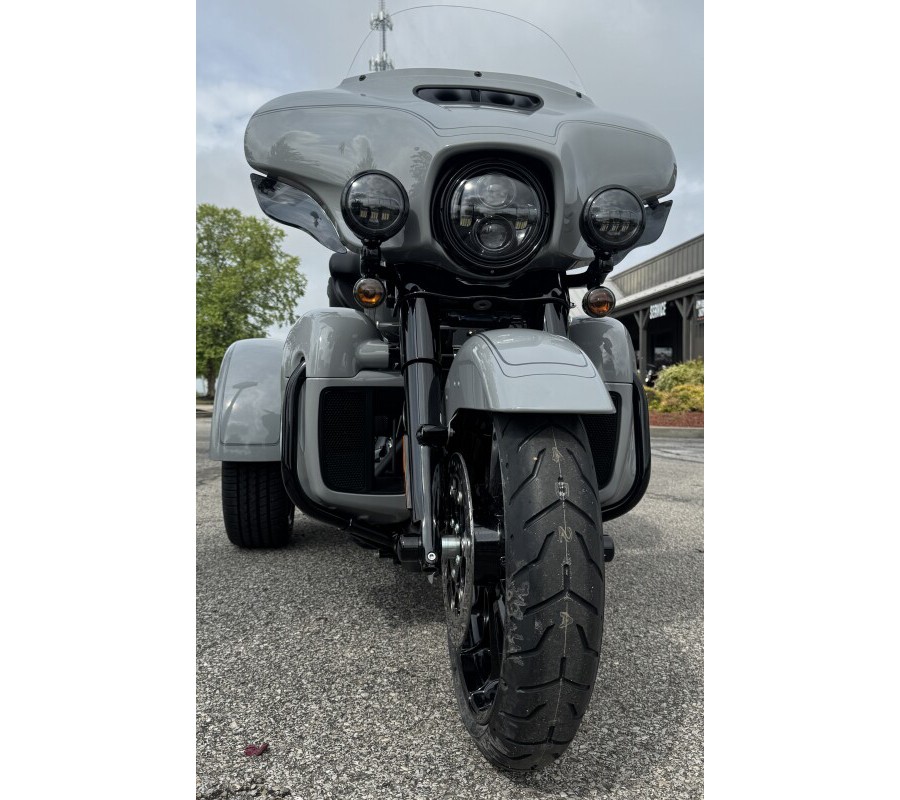 2025 Harley-Davidson® Tri Glide® Ultra FLHTCUTG BILLIARD GRAY W/ PINSTRIPE