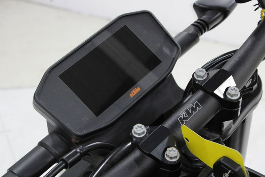 2023 KTM Duke 890 R