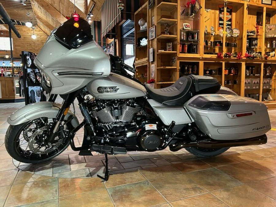 2023 Harley-Davidson CVO™ Street Glide Dark Platinum w/ Pinstripe