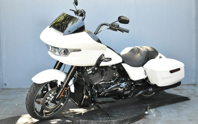 2025 Harley-Davidson Road Glide White Onyx Pearl - Black Finish