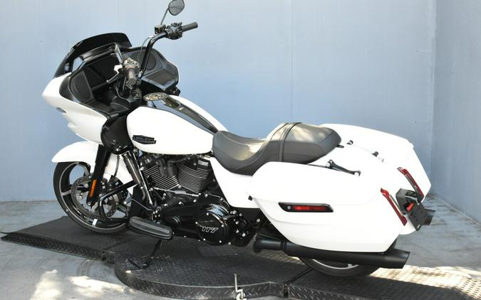 2025 Harley-Davidson Road Glide White Onyx Pearl - Black Finish