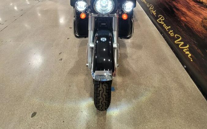 2021 Harley-Davidson® Tri Glide® Ultra Vivid Black FLHTCUTG