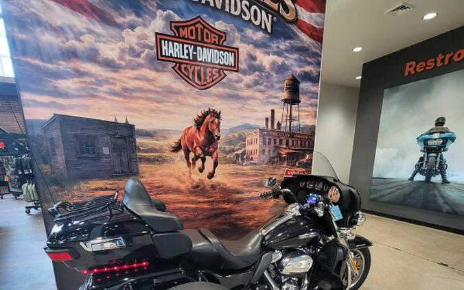 2021 Harley-Davidson® Tri Glide® Ultra Vivid Black FLHTCUTG