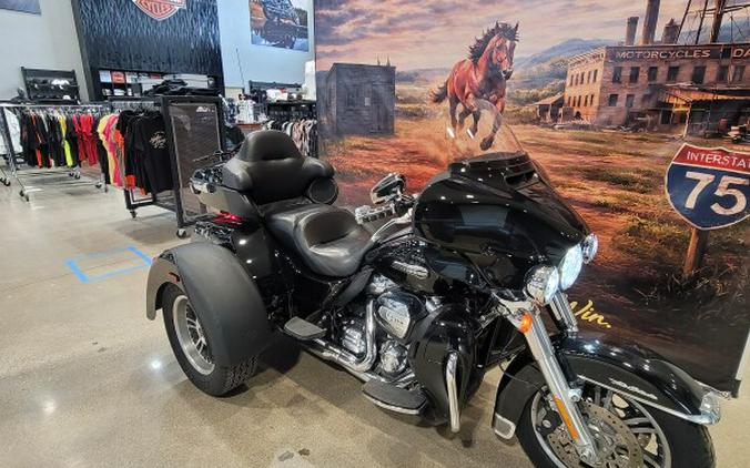 2021 Harley-Davidson® Tri Glide® Ultra Vivid Black FLHTCUTG