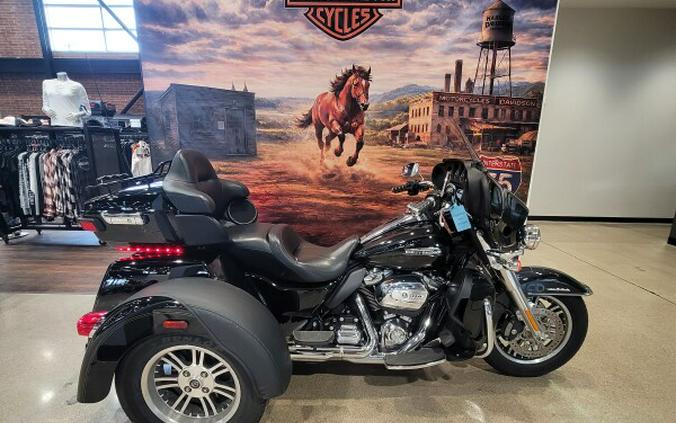 2021 Harley-Davidson® Tri Glide® Ultra Vivid Black FLHTCUTG