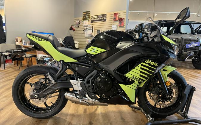 2026 Kawasaki Ninja 650 ABS Metallic Yellowish Green/Metallic Spark Black - 109654