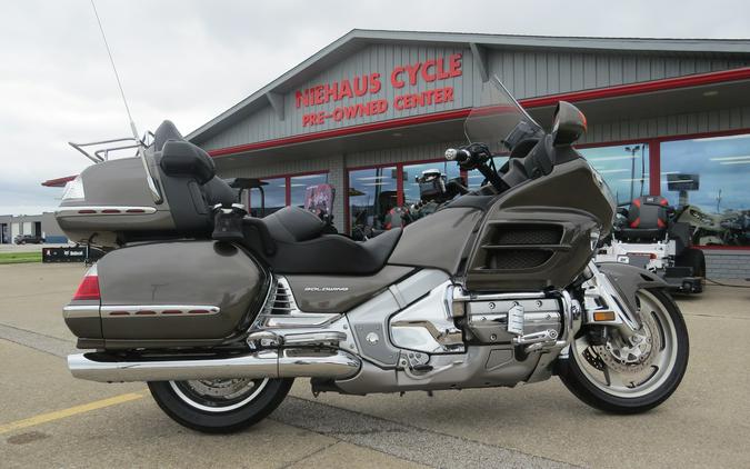 2010 GOLD WING PREMIUM AU - Honda