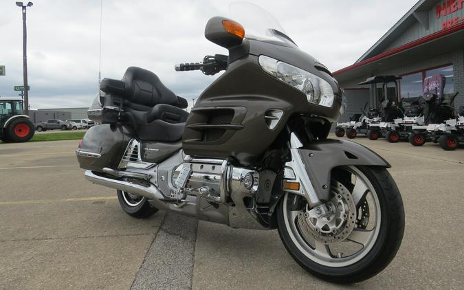 2010 GOLD WING PREMIUM AU - Honda