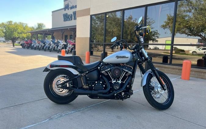 2020 Harley-Davidson® Street Bob® Barracuda Silver Denim