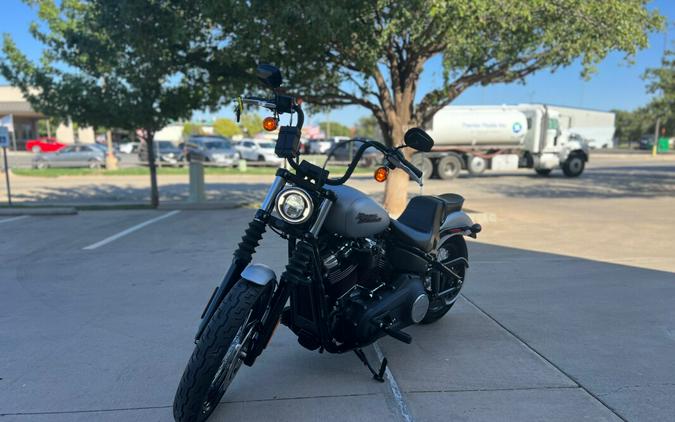 2020 Harley-Davidson® Street Bob® Barracuda Silver Denim