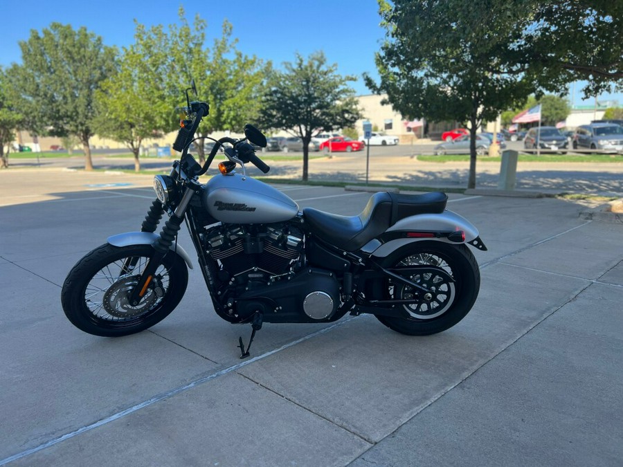 2020 Harley-Davidson® Street Bob® Barracuda Silver Denim