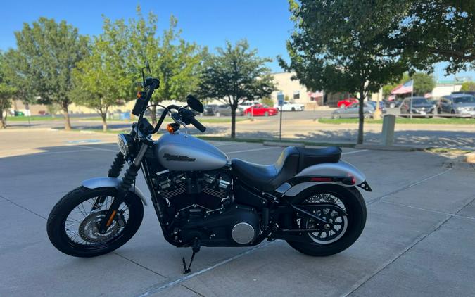 2020 Harley-Davidson® Street Bob® Barracuda Silver Denim