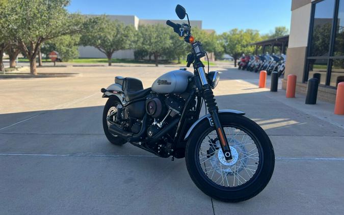 2020 Harley-Davidson® Street Bob® Barracuda Silver Denim