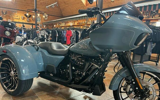 2024 Harley-Davidson Road Glide 3 Sharkskin Blue - Black Finish