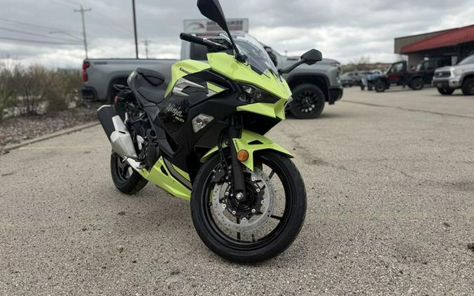 2026 Kawasaki Ninja 500 ABS Metallic Yellowish GreenEbony
