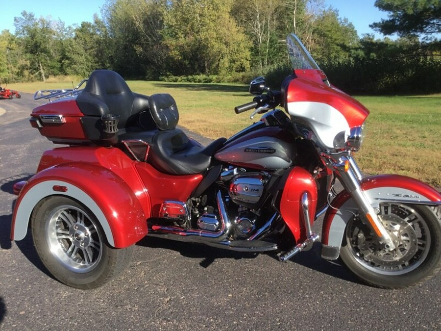 2019 Harley-Davidson® Tri Glide® Ultra Wicked Red/Barracuda Silver