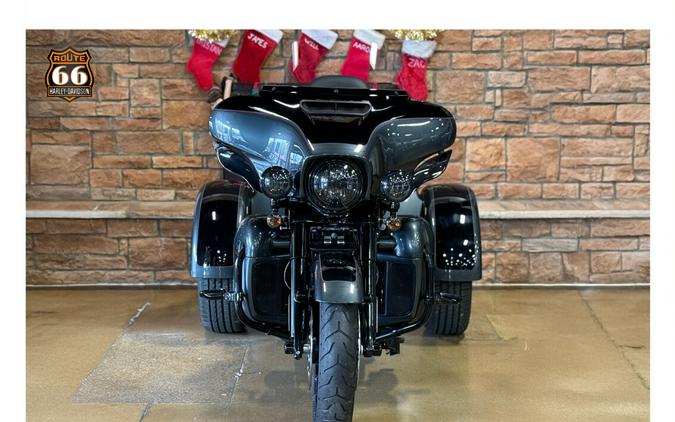 2025 Harley-Davidson® Tri Glide® Ultra IRN HRSE MT/BLK W/ PINSTRIP
